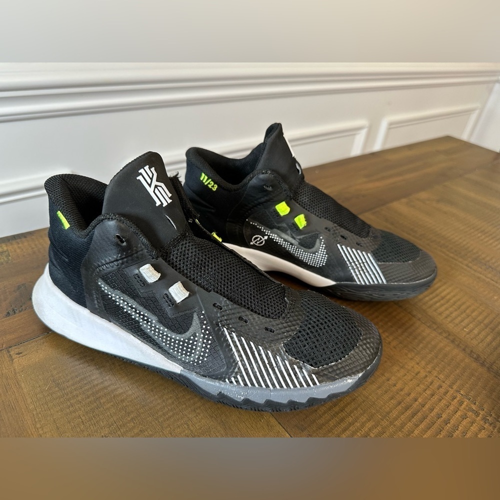 Nike size 5 Kyrie Flytrap V 5 Black White Cool Grey Volt Youth Kids Boys size 5